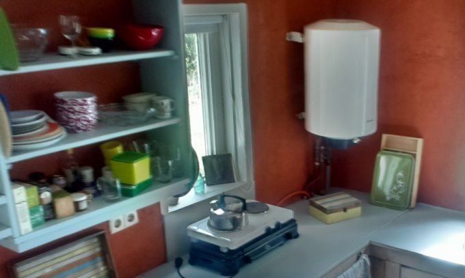 De keuken is gemaakt van sloophout.